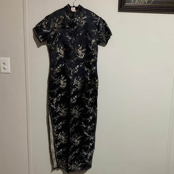 Dresses & Skirts - Elegant Black and Gold Floral Midi Dress